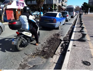 Θεσσαλονίκη: Τεράστια τρύπα στη λεωφόρο Νίκης (φωτό)